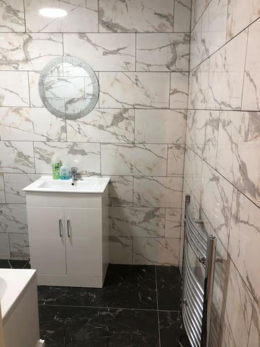 Lovely 3 Bedroom Entire Home With Street Parking - Close To Nec, Bhx Airport - Sleeps 6 Guests Ideal For Contractors & Families Birmingham Extérieur photo