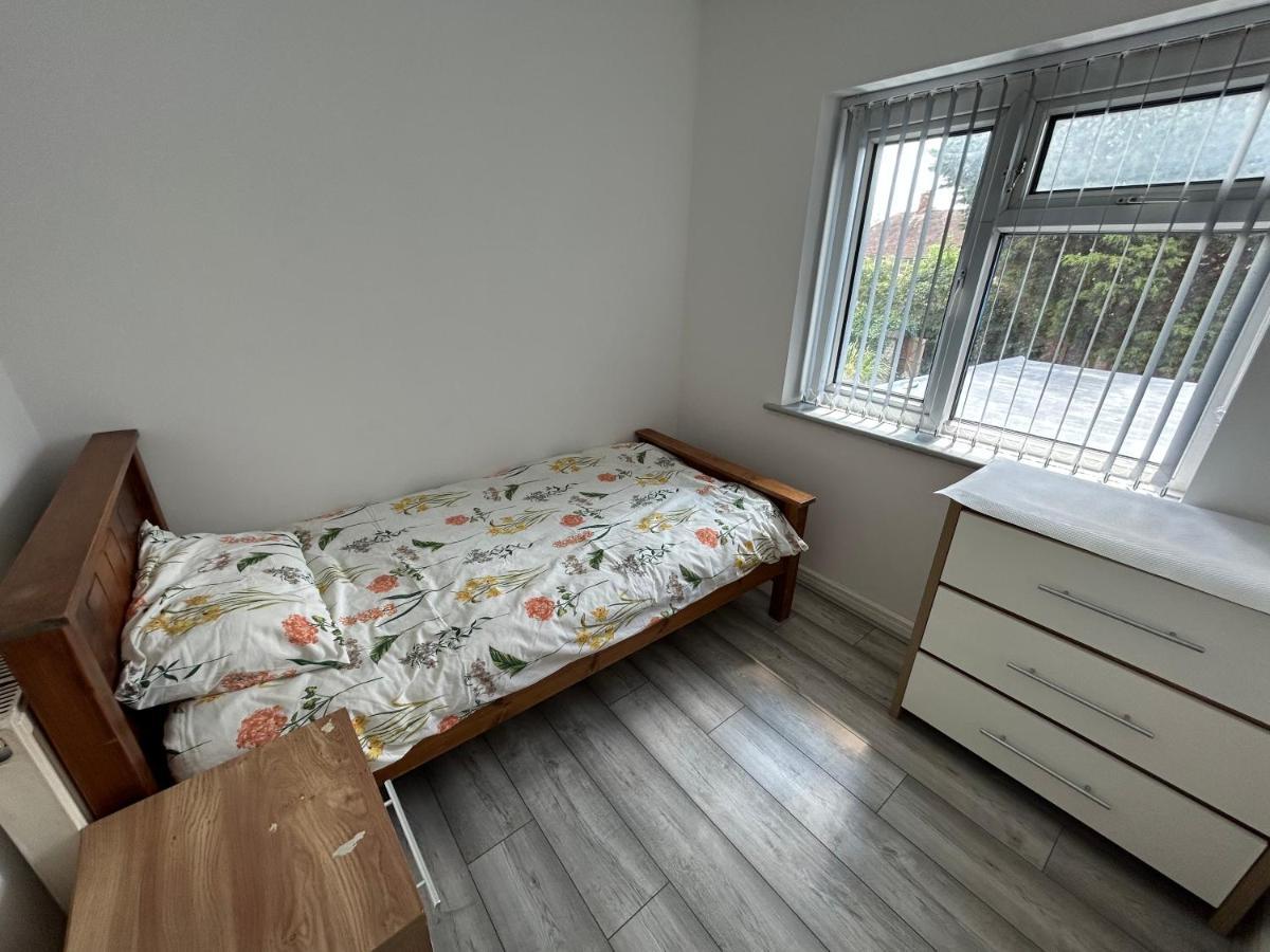 Lovely 3 Bedroom Entire Home With Street Parking - Close To Nec, Bhx Airport - Sleeps 6 Guests Ideal For Contractors & Families Birmingham Extérieur photo