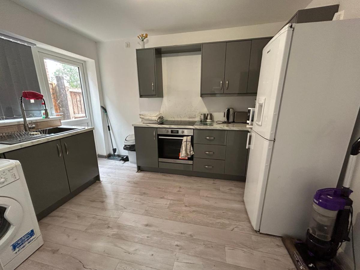 Lovely 3 Bedroom Entire Home With Street Parking - Close To Nec, Bhx Airport - Sleeps 6 Guests Ideal For Contractors & Families Birmingham Extérieur photo